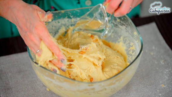 Пасхальные куличи с цукатами и изюмом Пасхальные куличи с цукатами и изюмом