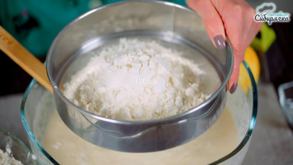 Пасхальные куличи с цукатами и изюмом Пасхальные куличи с цукатами и изюмом