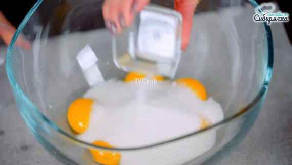 Пасхальные куличи с цукатами и изюмом Пасхальные куличи с цукатами и изюмом