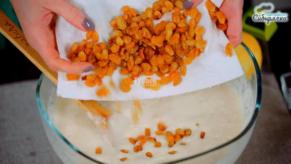 Пасхальные куличи с цукатами и изюмом Пасхальные куличи с цукатами и изюмом