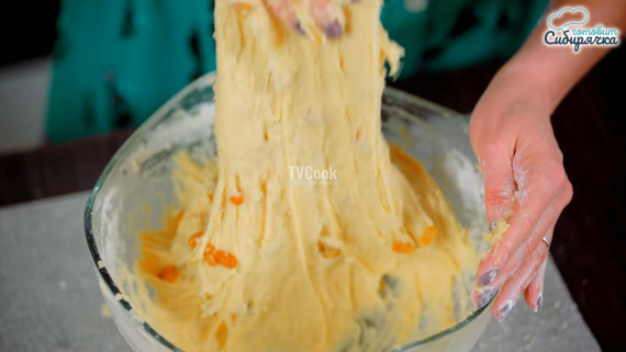 Пасхальные куличи с цукатами и изюмом Пасхальные куличи с цукатами и изюмом