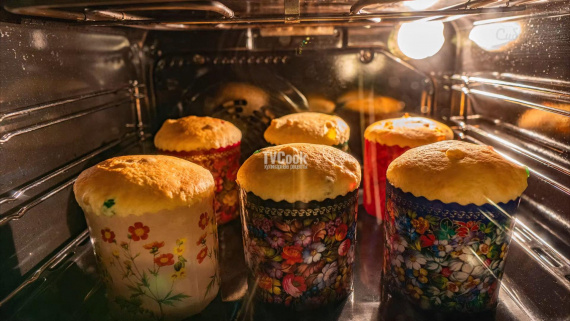 Пасхальные куличи с цукатами и изюмом Пасхальные куличи с цукатами и изюмом