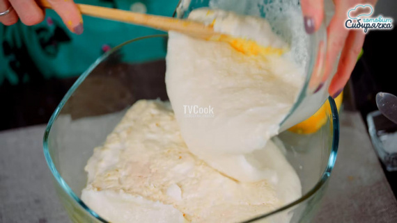 Пасхальные куличи с цукатами и изюмом Пасхальные куличи с цукатами и изюмом