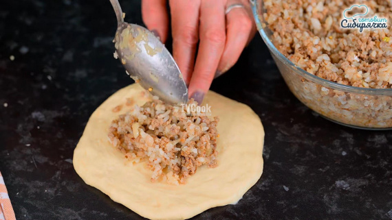 Пирожки с начинкой из мяса и риса в духовке Пирожки с начинкой из мяса и риса в духовке