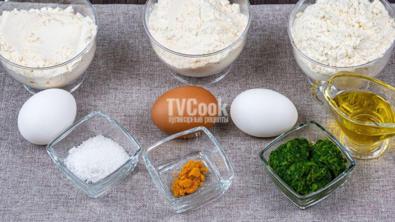 Домашняя яичная лапша с куркумой и зеленью Домашняя яичная лапша с куркумой и зеленью