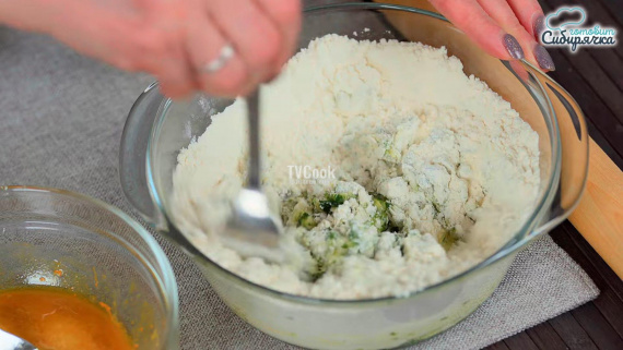 Домашняя яичная лапша с куркумой и зеленью Домашняя яичная лапша с куркумой и зеленью