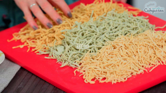Домашняя яичная лапша с куркумой и зеленью Домашняя яичная лапша с куркумой и зеленью