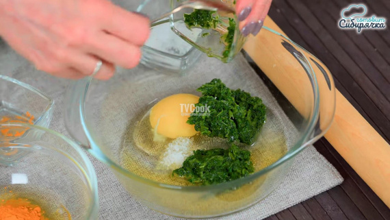 Домашняя яичная лапша с куркумой и зеленью Домашняя яичная лапша с куркумой и зеленью