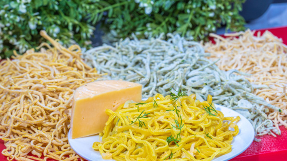 Домашняя яичная лапша с куркумой и зеленью Домашняя яичная лапша с куркумой и зеленью