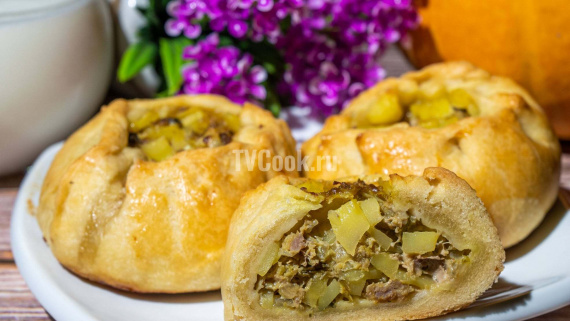 Пирожки с мясным фаршем и картошкой Пирожки с мясным фаршем и картошкой