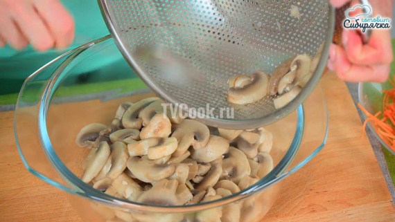 Корейский салат с морковью и шампиньонами Корейский салат с морковью и шампиньонами