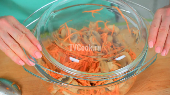 Корейский салат с морковью и шампиньонами Корейский салат с морковью и шампиньонами