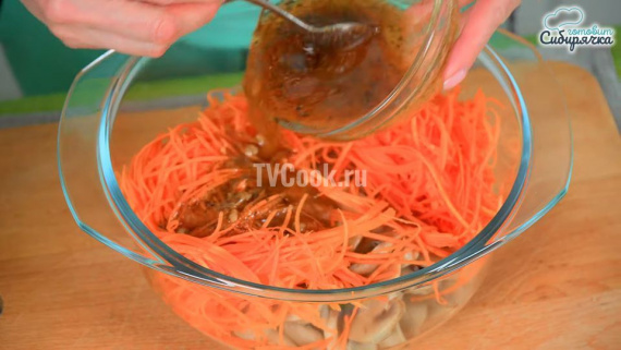 Корейский салат с морковью и шампиньонами Корейский салат с морковью и шампиньонами