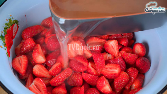 Компот из клубники на зиму с лимонной кислотой Компот из клубники на зиму с лимонной кислотой