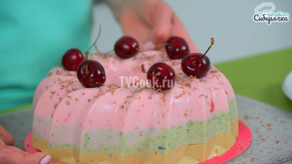 Творожно-банановый торт с клубникой без выпечки Творожно-банановый торт с клубникой без выпечки