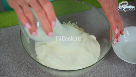 Творожно-банановый торт с клубникой без выпечки Творожно-банановый торт с клубникой без выпечки
