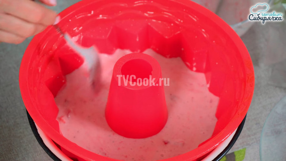 Творожно-банановый торт с клубникой без выпечки Творожно-банановый торт с клубникой без выпечки