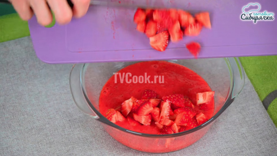 Творожно-банановый торт с клубникой без выпечки Творожно-банановый торт с клубникой без выпечки