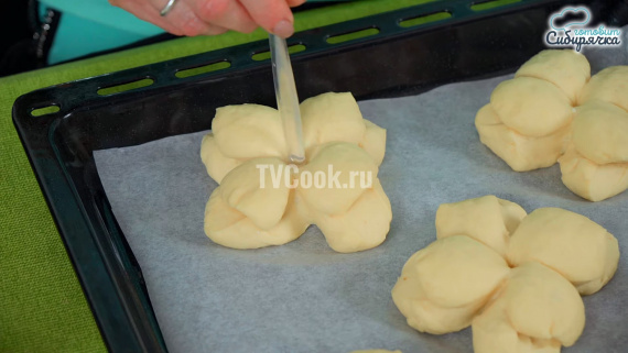 Сдобные булочки с творогом и джемом Сдобные булочки с творогом и джемом