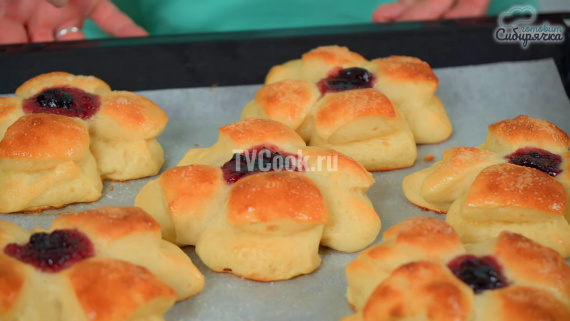 Сдобные булочки с творогом и джемом Сдобные булочки с творогом и джемом