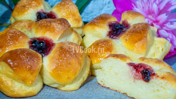 Сдобные булочки с творогом и джемом Сдобные булочки с творогом и джемом