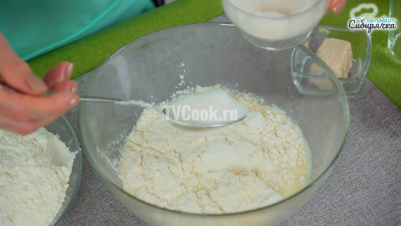 Сдобные булочки с творогом и джемом Сдобные булочки с творогом и джемом