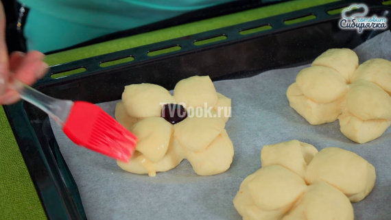 Сдобные булочки с творогом и джемом Сдобные булочки с творогом и джемом