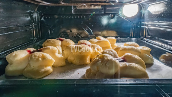Сдобные булочки с творогом и джемом Сдобные булочки с творогом и джемом