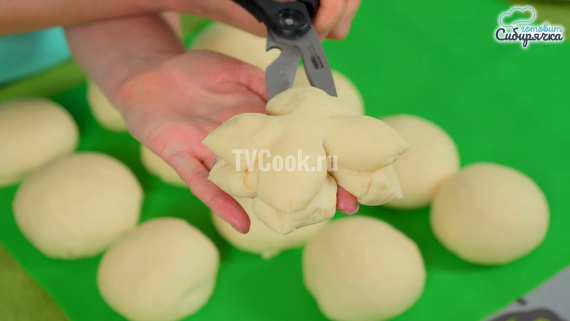 Сдобные булочки с творогом и джемом Сдобные булочки с творогом и джемом