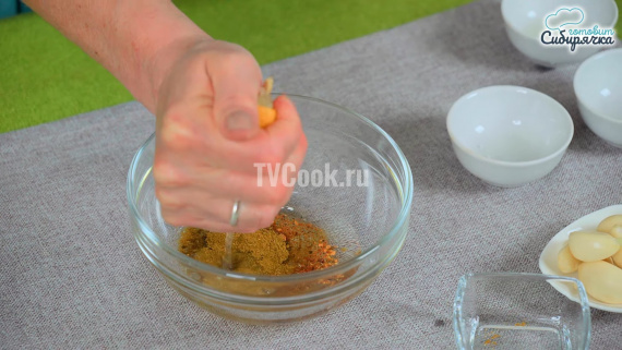 Салат из вяленого болгарского перца в чесночном соусе Салат из вяленого болгарского перца в чесночном соусе