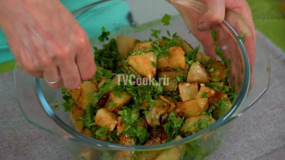 Закусочный салат из жареных баклажанов с зеленью Закусочный салат из жареных баклажанов с зеленью