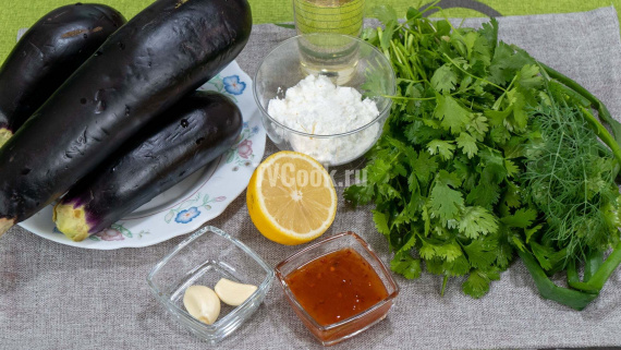 Закусочный салат из жареных баклажанов с зеленью Закусочный салат из жареных баклажанов с зеленью