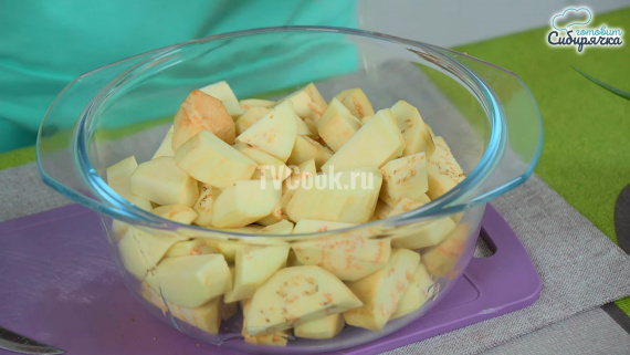 Закусочный салат из жареных баклажанов с зеленью Закусочный салат из жареных баклажанов с зеленью