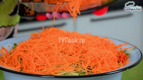 Закусочный салат из огурцов с морковью на зиму Закусочный салат из огурцов с морковью на зиму