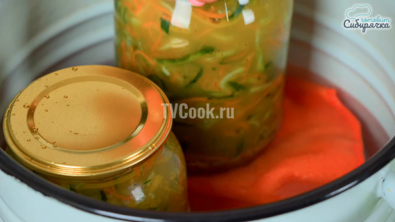 Закусочный салат из огурцов с морковью на зиму Закусочный салат из огурцов с морковью на зиму