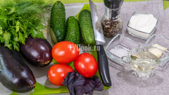 Овощной салат с баклажанами и зеленью Овощной салат с баклажанами и зеленью