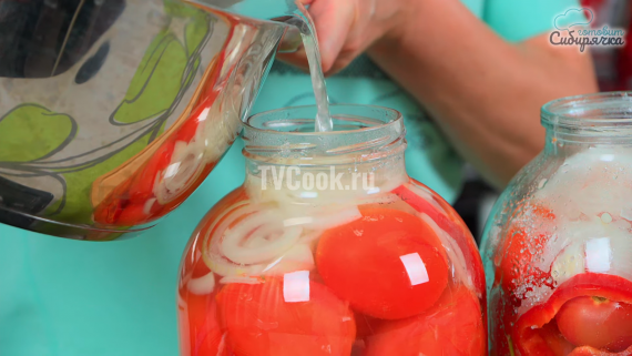 Маринованные помидоры с луком и болгарским перцем на зиму Маринованные помидоры с луком и болгарским перцем на зиму