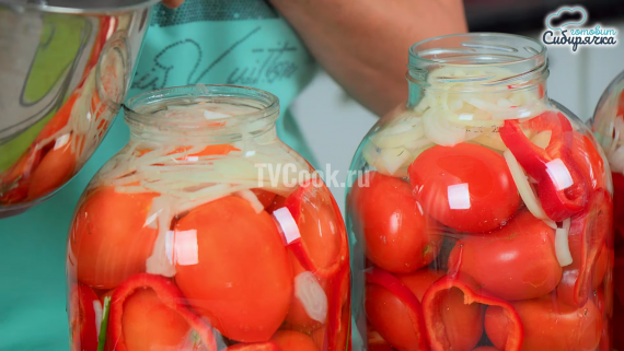 Маринованные помидоры с луком и болгарским перцем на зиму Маринованные помидоры с луком и болгарским перцем на зиму