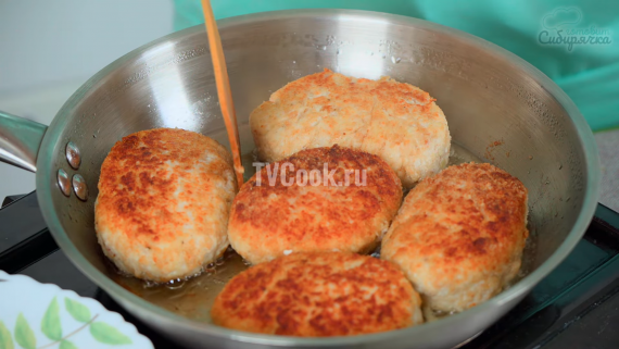 Котлеты из куриного фарша с луком и картофелем Котлеты из куриного фарша с луком и картофелем