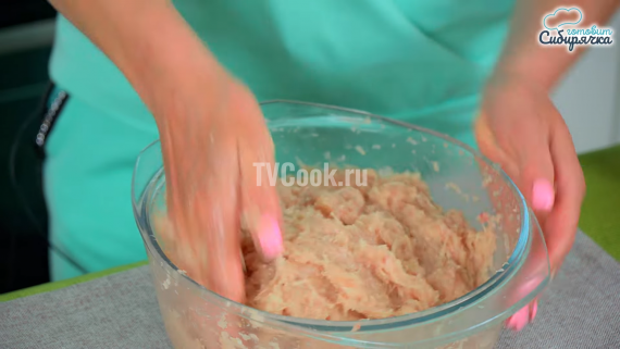 Котлеты из куриного фарша с луком и картофелем Котлеты из куриного фарша с луком и картофелем
