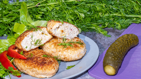 Котлеты из куриного фарша с луком и картофелем Котлеты из куриного фарша с луком и картофелем