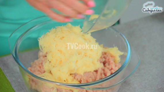 Котлеты из куриного фарша с луком и картофелем Котлеты из куриного фарша с луком и картофелем