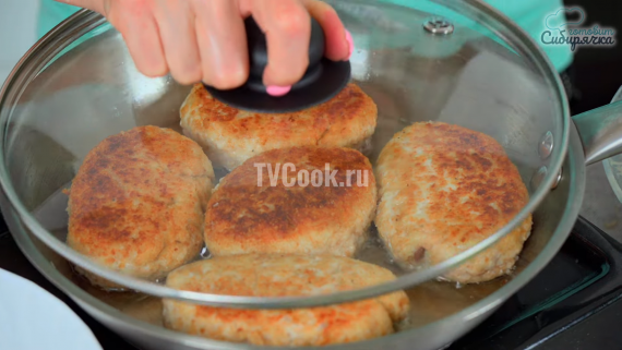 Котлеты из куриного фарша с луком и картофелем Котлеты из куриного фарша с луком и картофелем