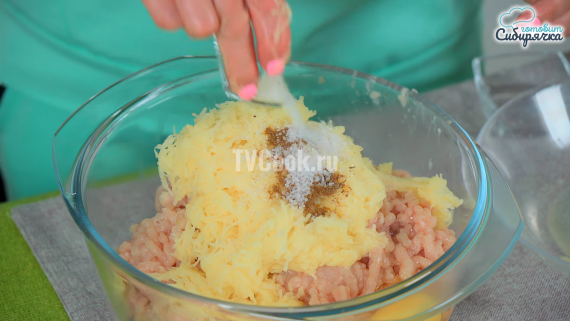 Котлеты из куриного фарша с луком и картофелем Котлеты из куриного фарша с луком и картофелем