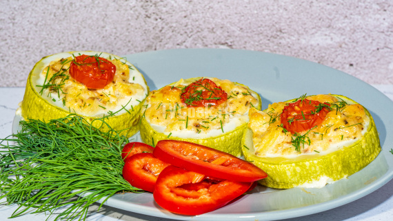 Фаршированные кабачки с курицей и сыром в духовке Фаршированные кабачки с курицей и сыром в духовке