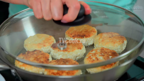 Быстрые сырники из творога с яблоками Быстрые сырники из творога с яблоками