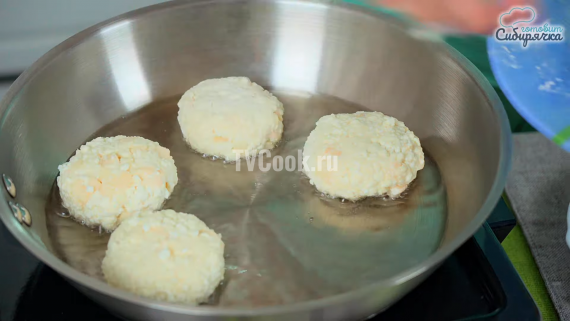 Быстрые сырники из творога с яблоками Быстрые сырники из творога с яблоками