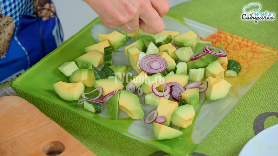 Салат с консервированным тунцом кукурузой и авокадо Салат с консервированным тунцом кукурузой и авокадо
