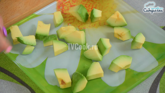 Салат с консервированным тунцом кукурузой и авокадо Салат с консервированным тунцом кукурузой и авокадо