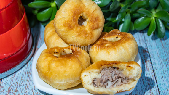 Беляши с мясной начинкой из теста на кефире Беляши с мясной начинкой из теста на кефире